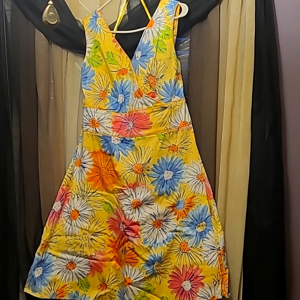 Amanda Smith Woman three quarter length V-Neck Floral Dress.